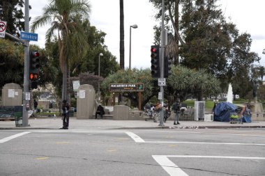 Los Angeles, CA / USA - 9 Nisan 2020: Koronavirüs karantinası sırasında evsiz insanlar MacArthur Par 'ı solladı