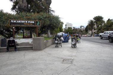 Los Angeles, CA / USA - 9 Nisan 2020: Coronavirus sırasında MacArthur Park 'taki evsiz nüfus arttı
