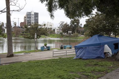 Los Angeles, CA / USA - 9 Nisan 2020: Coronavirus karantinası sırasında MacArthur Park 'ta evsiz insanlar ve çadırlar