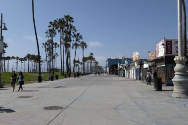 Venice Beach, CA / USA - 1 Nisan 2020: Dünyaca ünlü Venedik Boardwalk Coronavirus 'ta ev siparişi verirken neredeyse terk ediliyordu