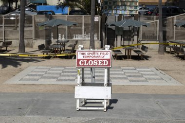 Santa Monica, CA / USA - 16 Nisan 2020: Santa Monica Uluslararası Satranç Mahkemesi koronavirüs karantinası sırasında kapandı