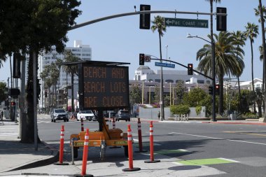Santa Monica, CA / USA - 16 Nisan 2020: Coronavirus karantinası sırasında Santa Monica İskelesi yakınlarındaki plajlar kapalı işareti