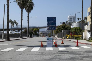 Santa Monica, CA / USA - 16 Nisan 2020: Coronavirus karantinası sırasında Santa Monica İskelesi 'ndeki otopark kapatıldı
