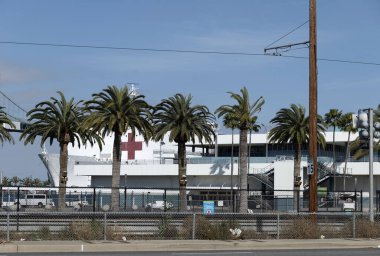 Los Angeles, CA / USA - 19 Nisan 2020: ABD Donanma hastane gemisi Mercy COVID-19 salgını sırasında hastaneleri rahatlatmak için Vincent Thomas Köprüsü tarafından LA Limanı 'na yanaştı