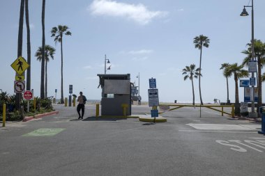 Venice Beach, CA / USA - 16 Nisan 2020: Venedik sahili rıhtımındaki park alanı koronavirüs karantinası sırasında kapandı