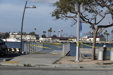 Los Angeles, CA / USA - 19 Nisan 2020: Coronavirus karantinası sırasında Los Angeles Limanı 'nda bir izleme güvertesi kapatıldı