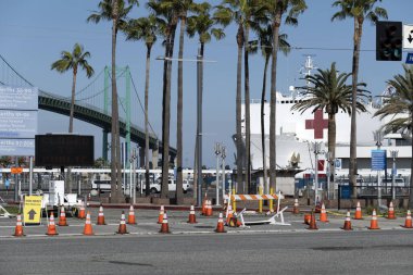 Los Angeles, CA / USA - 19 Nisan 2020: USNS Mercy hastane gemisinin COVID-19 salgını sırasında Vincent Thomas Köprüsü tarafından LA Limanı 'na yanaştığı giriş