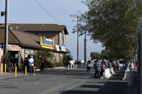 Los Angeles Usa April 2020 Αγοραστές Περιμένουν Τους Επιτραπεί Είσοδος — Φωτογραφία Αρχείου