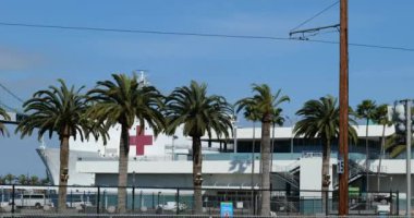 Los Angeles, CA - 19 Nisan 2020: USNS Mercy hastane gemisi Coronavirus salgını sırasında LA Limanı 'na yanaştı