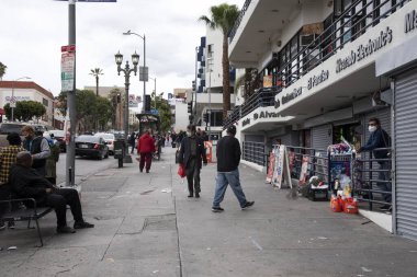 Los Angeles, CA / USA - 9 Nisan 2020: Coronavirus karantinası sırasında Westlake 'in yoksul mahallelerinde sokak satıcıları kalabalığa satış yapıyor, trafik