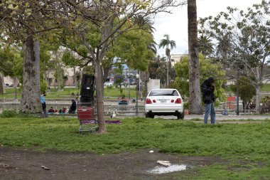Los Angeles, CA / USA - 9 Nisan 2020: Coronavirus kuantini sırasında MacArthur Par 'da evsiz insanlar