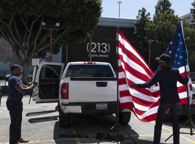 Los Angeles, CA / USA - 22 Nisan 2020: Kongre adayı Joe Collins de dahil olmak üzere trafik sıkışıklığı organizatörleri Los Angeles 'taki karantina protestosuna geldiler