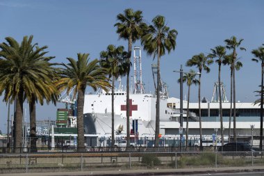 Los Angeles, CA / USA - 19 Nisan 2020: ABD Donanma hastane gemisi Mercy koronavirüs salgını sırasında LA Limanı 'na yanaştı