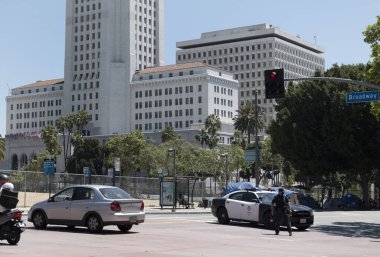 Los Angeles, CA / USA - 22 Nisan 2020: Trafik Karantina Operasyonu sırasında polisin yolları kapattığı belediye binası çevresindeki evsizler için çadır