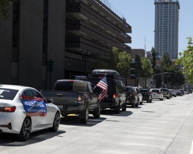 Los Angeles, CA / USA - 22 Nisan 2020: Covid-19 karantina protestocuları arabalarla Los Angeles şehir merkezindeki caddeler