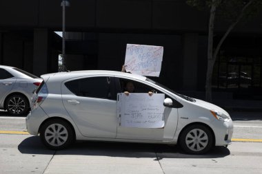 Los Angeles, CA - 22 Nisan 2020: Los Angeles 'taki Karantina Operasyonu sırasında burada Demokratlar yazıyor