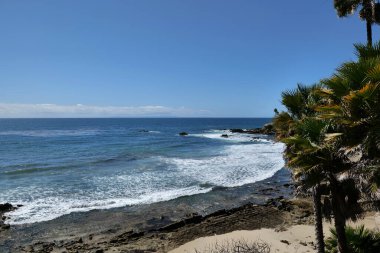 Pasifik Okyanusu kıyı şeridi boyunca tropik bir tatil beldesinde gelgit havuzları.