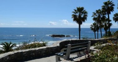 Laguna Beach California 'da Pasifik Okyanusu' na bakan bir bank.