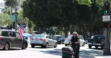 Los Angeles, CA / USA - 22 Nisan 2020: COVID-19 karantina protestocuları karantinayı kaldırmak için Los Angeles 'taki trafiği tıkadı. Ses ile.
