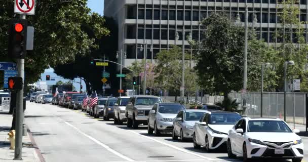 ロサンゼルス Usa 2020年4月22日 Covid 19検疫抗議者の車がロサンゼルスのアメリカ国旗ブロック通りで検疫を廃止する オーディオ付き — ストック動画