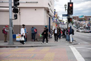 Los Angeles, CA / USA - 9 Nisan 2020: Coronavirus karantinası sırasında Westlake 'in yoksul mahallelerinde aşırı kalabalık koşullar mevcut