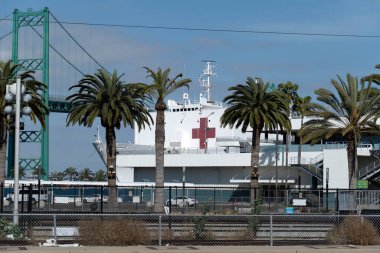Los Angeles, CA / USA - 19 Nisan 2020: ABD Donanma hastanesi gemisi Mercy, COVID-19 salgını sırasında hastanelerin yükünü hafifletmek için Vincent Thomas Köprüsü tarafından LA Limanı 'na yanaştı.