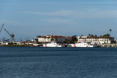 Los Angeles, CA / USA - 19 Nisan 2020: Sahil Güvenlik gemileri Los Angeles Limanı 'ndaki ABD Sahil Güvenlik Üssüne yanaştı