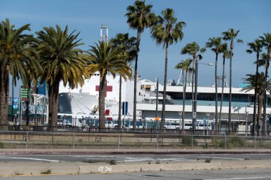 Los Angeles, CA / USA - 19 Nisan 2020: USNS hastane gemisi Mercy LA Limanı COVID-19 salgınına kenetlendi