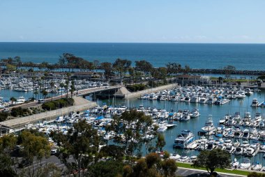 Orange County California 'daki Dana Point' te huzurlu liman üzerinde bir köprü.