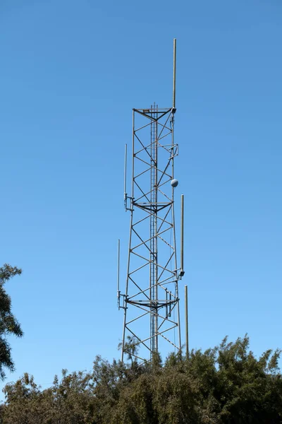 Uma Torre Comunicações Topo Uma Colina — Fotografia de Stock