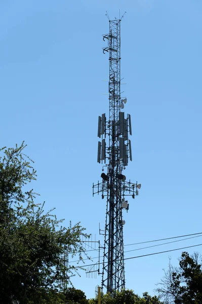 Uma Grande Torre Comunicações Celulares Que Chega Céu — Fotografia de Stock