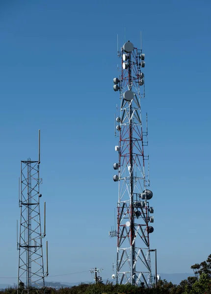 Twee Communicatietorens Een Heuvel Boven Stad — Stockfoto