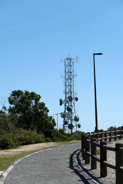 Uma Torre Comunicações Caminho Parque Natural — Fotografia de Stock