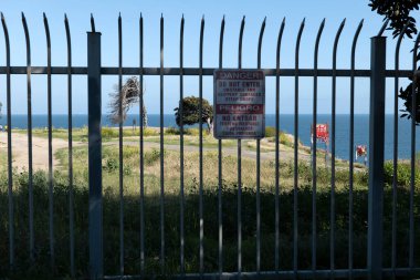 San Pedro, CA / USA - 3 Nisan 2020: San Pedro California 'daki batık şehre girişi engelleyen izinsiz girenler