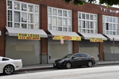 Los Angeles, CA / USA - 28 Nisan 2020: Los Angeles Moda Bölgesi 'nde COVID-19 karantinasından sonra pek çok işletme yeniden açılmayacak