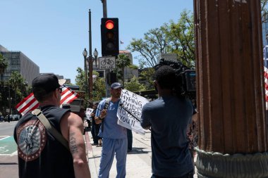 Los Angeles, CA / USA - 12020 Mayıs: Belediye binasındaki karantina protestosunda COViD-19 etrafındaki yalanları protesto eden sağlık çalışanı
