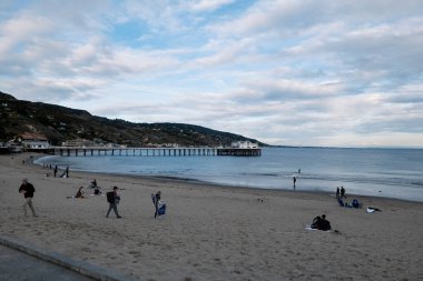 Malibu, CA / USA - 21 Mart 2020: İnsanlar COVID-19 karantinası sırasında plajlar kapanmadan önce plajda temiz havanın tadını çıkarıyorlar