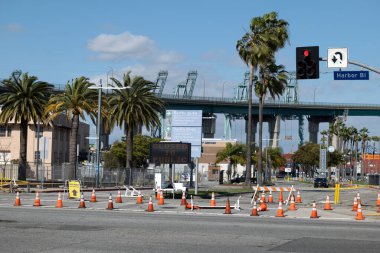 Los Angeles, CA / USA - 19 Nisan 2020: Los Angeles Limanı 'ndaki Berths, COVID-19 Outbrea sırasında Los Angeles Limanı' na yanaşan USNS Mercy hastane gemisi için kapatıldı