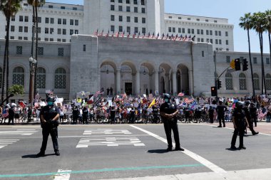 Los Angeles, CA / USA - Mayıs 12020: Polis, Los Angeles Belediye Binası önündeki COVID-19 karantina protestolarında kalabalığı kontrol altına aldı