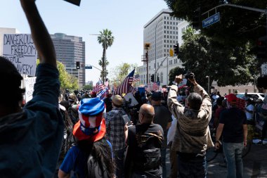 Los Angeles, CA / USA - Mayıs 12020: Protestocular anayasaya aykırı COVID-19 karantina kısıtlamaları nedeniyle Los Angeles Belediye Binasını çevreledi