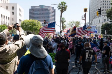 Los Angeles, CA / USA - Mayıs 12020: Yüzlerce Angelenos COVID-19 karantinasını protesto etmek için belediye binasında toplandı