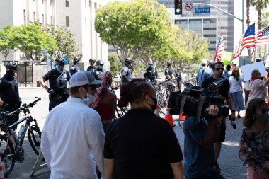 Los Angeles, CA / USA - Mayıs 12020: Los Angeles Belediye Binası 'ndaki COVID-19 karantina protestosunda maskeli polis kalabalığı kontrol ediyor