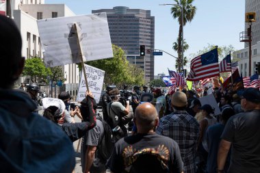 Los Angeles, CA / USA - Mayıs 12020: Polis Los Angeles 'taki Belediye Binası' ndaki COVID-19 karantina karşıtı protestoda kalabalığı durdurdu