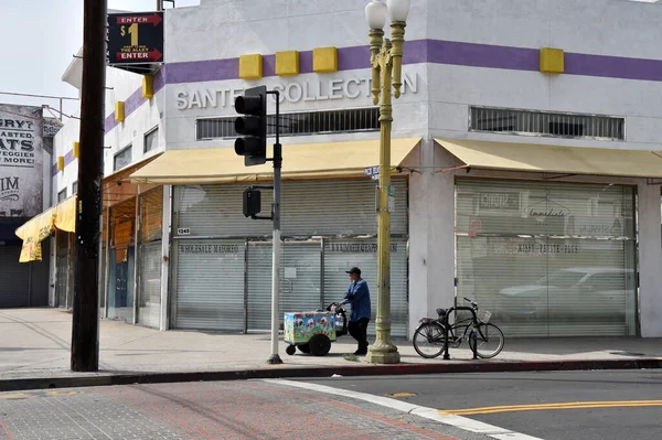 ロサンゼルス Usa 2020年4月28日 プッシュカートでアイスクリームを販売するストリートベンダーは コロナウイルスの流行中に捨てられた通りの顧客を見つけません — ストック写真