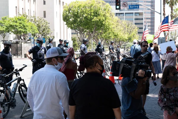 Los Angeles Usa 2020 Május Arcmaszkos Rendőrök Irányítják Tömeget Egy — Stock Fotó