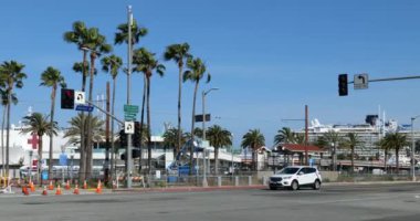 Los Angeles, CA / USA - 19 Nisan 2020: USNS Mercy hastane gemisi Coronavirus salgını sırasında yardım etmek üzere Los Angeles limanına yanaştı