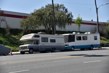 Los Angeles, CA / USA - 2 Mayıs 2020: İnsanlar Los Angeles 'ın güney merkezindeki karavanda yaşıyorlar ve yüksek kiralardan kaçıyorlar