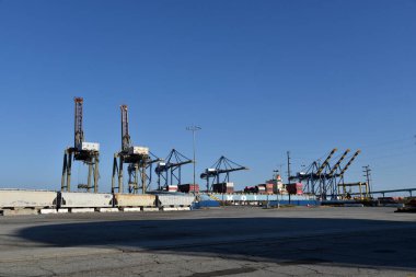 Los Angeles, CA / USA - 2 Mayıs 2020: Los Angeles Limanı ile birlikte nakliye operasyonları