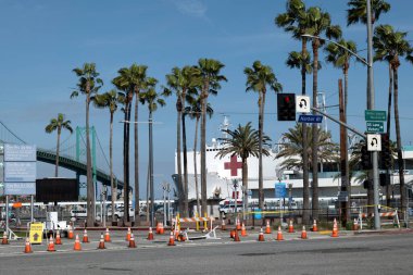 Los Angeles, CA / USA - 19 Nisan 2020: USNS Mercy hastane gemisi, COVID-19 salgını sırasında Vincent Thomas Köprüsü tarafından LA Limanı 'na yanaştı