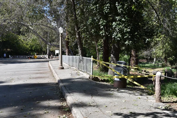 Los Angeles Usa April 2020 Voorzichtigheidstape Baricades Sluiten Een Wandelpad — Stockfoto